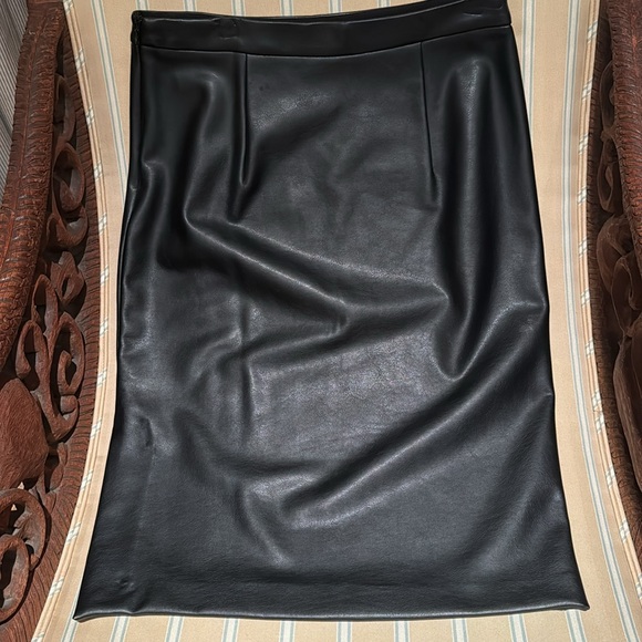 BLACK BANANA REPUBLIC FAUX LEATHER PENCIL SKIRT IN BLACK SIZE US 4 - Picture 8 of 15